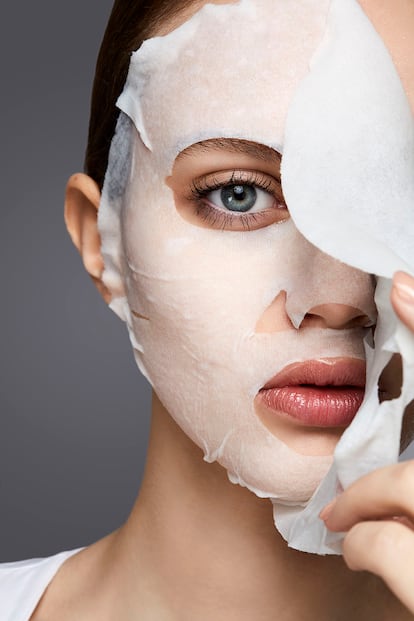Aplicar y retirar bien una mascarilla facial es tan importante para su efectividad como elegir una adecuada.