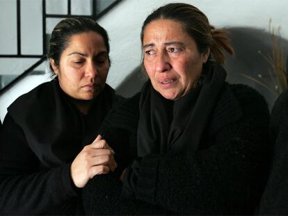 La hija y la viuda de José Reyes, en la casa de un familiar, ayer en Bujalance.