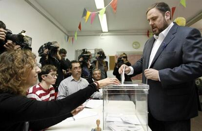 El candidato de ERC (Esquerra Republicana de Catalunya), a la presidencia de la Generalitat, Oriol Junqueras, durante su votación hoy en un colegio electoral de la población de Sant Vicenç delsd Horts (Barcelona).