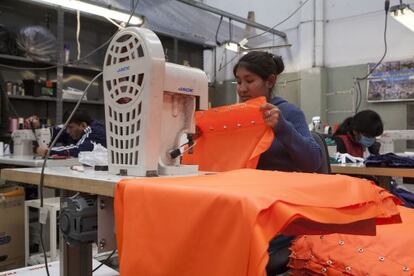 Trabajadores de una cooperativa textil legal de Buenos Aires, algunos de los cuales habían sido explotados antes en talleres clandestinos.