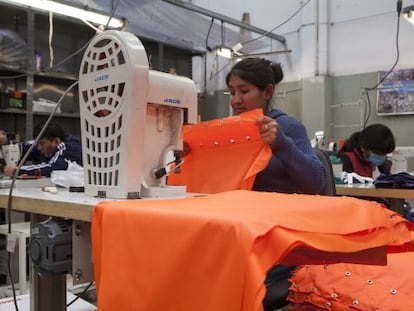 Trabajadores de una cooperativa textil legal de Buenos Aires, algunos de los cuales habían sido explotados antes en talleres clandestinos.