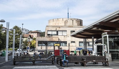 Un grupo de vecinos de Hernani en una de las plazas de la localidad guipuzcoana.