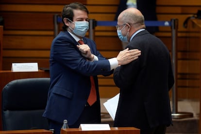 El presidente de la Junta de Castilla y León, Alfonso Fernández Mañueco (izquierda), felicita al vicepresidente, Francisco Igea, tras su intervención en el debate de la primera moción de censura de la historia autonómica, presentada por el PSOE para desbancar aFernández Mañueco (PP), este lunes en las Cortes de Castilla y León, en Valladolid.