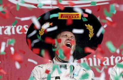 El aleman Nico Rosberg, del equipo Mercedes, celebra tras ganar el GP de México, en el Autódromo Hermanos Rodríguez, en Ciudad de México.