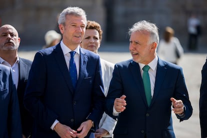 El ministro de Política Territorial y Memoria Democrática, Ángel Víctor Torres, junto al presidente gallego Alfonso Rueda, este miércoles en Santiago de Compostela.