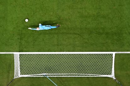 Keylor Navas trata de detener un balón en el partido contra España. 
