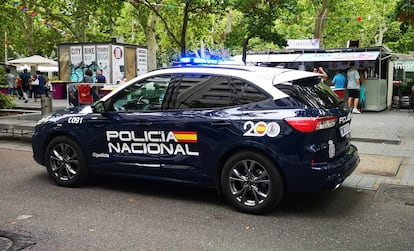 Un coche de la Policía Nacional patrulla en las fiestas de Valladolid este martes.