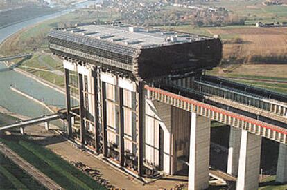 El nuevo ascensor de barcos recién inaugurado en Bélgica para favorecer el tráfico fluvial.
