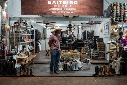 El área de tiendas, en donde se ofrece lo último en sombreros vaqueros, espuelas, cinturones de hebilla grande y música sertaneja.