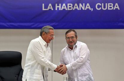 El l&iacute;der de las FARC, Rodrigo Londo&ntilde;o Echeverri, alias &quot;Timochenko&quot; (d), estrecha la mano del presidente de Cuba, Ra&uacute;l Castro.