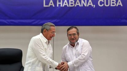 O líder das FARC, Rodrigo Londoño Echeverri, alias "Timochenko" (d), estreita a mão do presidente de Cuba, Raúl Castro.