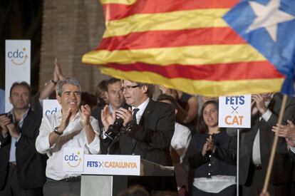 El presidente de la Generalitat, Carles Puigdemont, y el candidato al Congreso por Barcelona, Francesc Homs, durante el inicio de campa&ntilde;a electoral en Girona con vistas a las elecciones generales del pr&oacute;ximo 26 de junio.