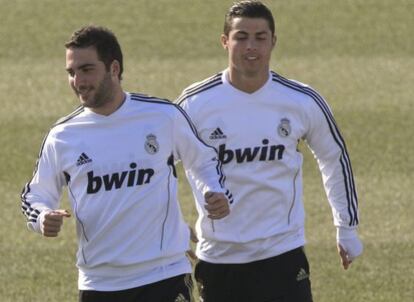 Higuaín y Cristiano Ronaldo, en Valdebebas, durante el entrenamiento previo al partido contra el Rayo.