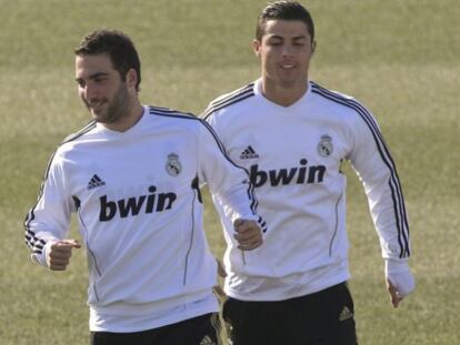 Higuaín y Cristiano Ronaldo, en Valdebebas, durante el entrenamiento previo al partido contra el Rayo.