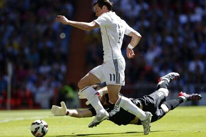 Bale regatea a Oier en la acción que supuso el primer gol del partido.