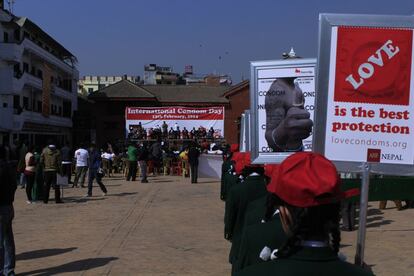 Nepalíes celebran el día internacional del condón en Basantapur, centro de Katmandú.