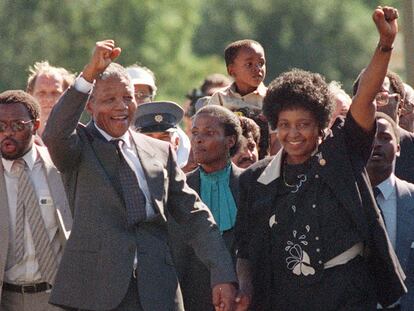Nelson Mandela y su entonces esposa, Winnie, levantan el puño a la salida de la prisión de Victor Verster el 11 de febrero de 1990.