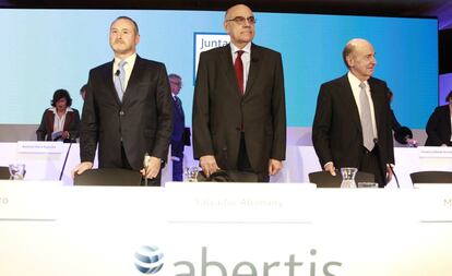 El presidente de Abertis, Salvador Alemany, entre el consejero ejecutivo José Aljaro, y el secretario del consejo Miquel Roca.