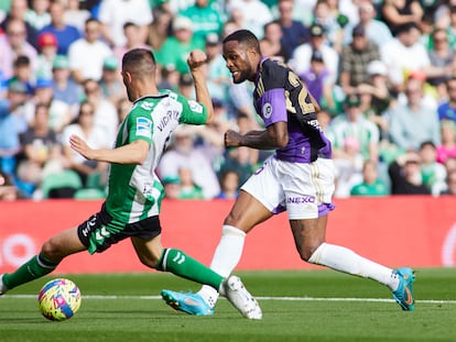 Cyle Larin marca para el Valladolid en el partido disputado ante el Betis el pasado 18 de febrero en el estadio Benito Villamarín.