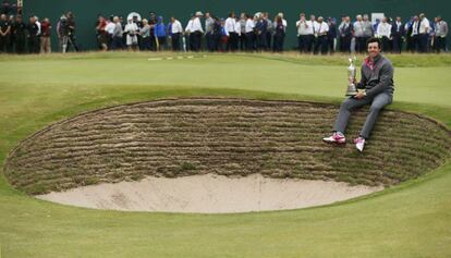 Rory McIlroy celebra su título en un búnker.