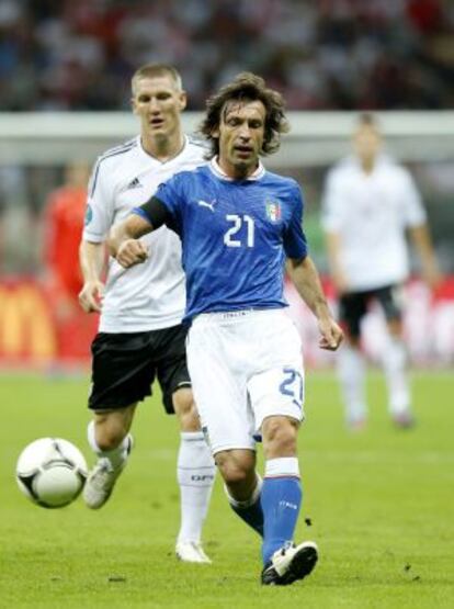 Pirlo controla el balón ante la mirada de Schweinsteiger.