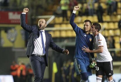 Nuno celebra la victoria, junto a Diego Alves y Rodrigo de Paul.