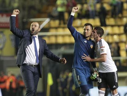 Nuno celebra la victoria, junto a Diego Alves y Rodrigo de Paul.