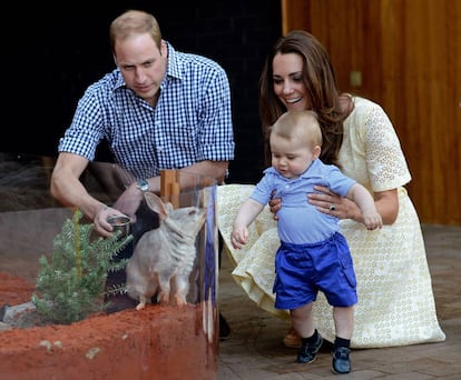 El príncipe Jorge, junto a sus padres, visita un zoo durante su primer viaje oficial al extranjero a Australia y Nueva Zelanda.