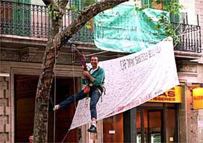 La asociación de padres y madres de la escuela El Roure de Barcelona cortaron ayer el tráfico de la calle de Mallorca durante cinco minutos para protestar contra la falta de plazas de guardería públicas.