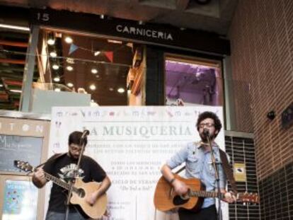 El grupo Leone actúa en el mercado de San Antón.