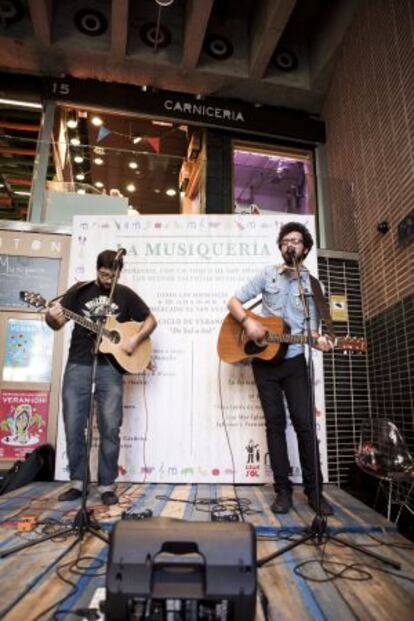 El grupo Leone actúa en el mercado de San Antón.