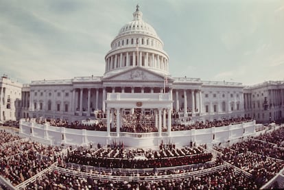 Vista amplia del pórtico este del Capitolio durante la investidura del presidente Jimmy Carter, el 20 de enero de 1977. 