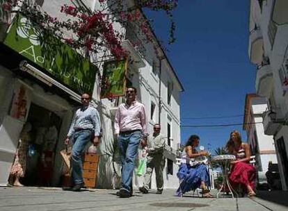 Escaparate de la <i>boutique</i> Ad Libitum y una terraza en la calle del Bisbe Cardona, en el barrio de La Marina de la capital de Ibiza.