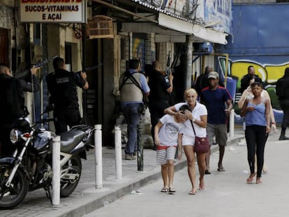 PM faz operação na comunidade da Rocinha. Nas fotos, troca de tiro de policiais próximo a saída do túnel.