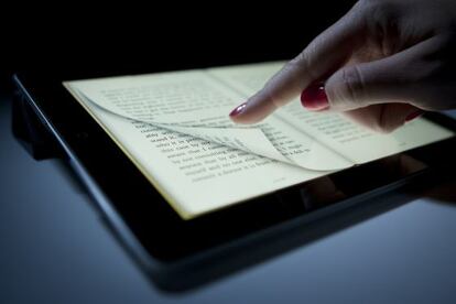 Una usuaria lee un libro en formato digital. 