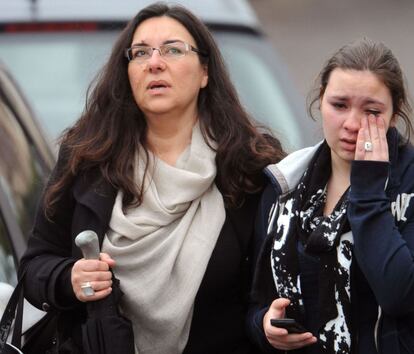 Una alumna llora tras el tiroteo en el que han muerto tres niños y un profesor en una escuela.