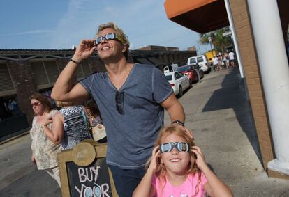 Padre e hija prueban sus gafas para ver eclipse, el 20 de agosto en Charleston, Carolina del Sur. 