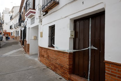 Fachada de la casa del hombre de 83 años en Almogía (Málaga), cuyo cadáver ha sido hallado este viernes.