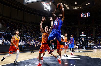 Higgins anota ante Prepelic. acbphoto