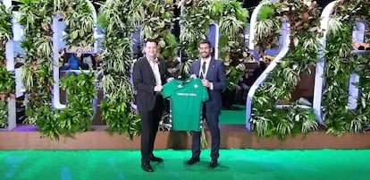 Rafael Muela, gerente de la Fundación Real Betis, a la derecha de la imagen, en la última Cumbre del Clima celebrada en Glasgow (Escocia).