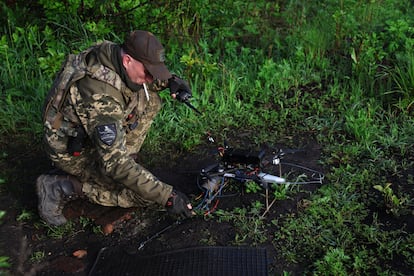 Darham, miembro de la Unidad Aquiles del ejército de Ucrania, prepara un dron kamikaze antes de lanzarlo a posiciones rusas el pasado martes en el frente de Kupinansk (Járkov).