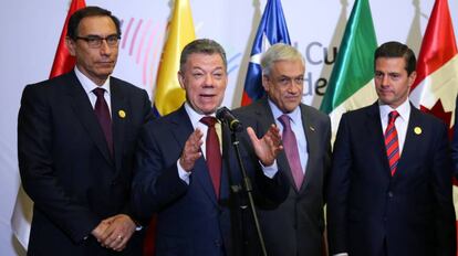 El presidente de Colombia, Juan Manuel Santos rodeado del presidente peruano, Martin Vizcarra, chileno, Sebastian Pinera, y mexicano, Enrique Pena Nieto, durante la VIII Cumbre de las Américas en Lima (Perú). 