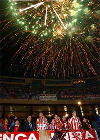 Un espectacular castillo de fuegos artificiales en el Vicente Calderón puso fin a la jornada de celebración del centenario.
