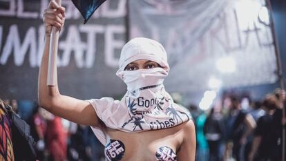 Una mujer protesta en contra de la candidatura a la presidencia de Jair Bolsonaro, en 2018.