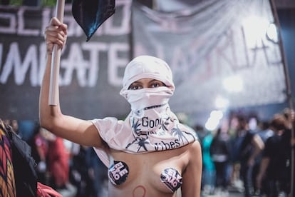 Una mujer protesta en contra de la candidatura a la presidencia de Jair Bolsonaro, en 2018.