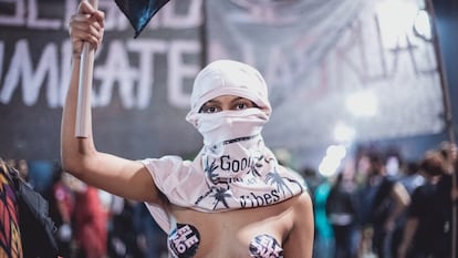 Una mujer protesta en contra de la candidatura a la presidencia de Jair Bolsonaro, en 2018.