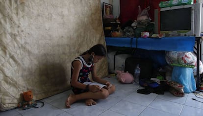 Un ejemplo de la pobreza sobrevenida en Tailandia. Tanaporn Rachiwong, de 10 años y de una familia de ingresos bajos, no tiene internet para acceder a las clases online de su colegio, así que estudia sola con libros.