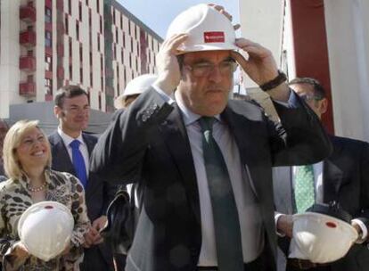 El ministro Ángel Gabilondo, con casco. Detrás, la delegada Amparo Valcarce y Tomás Gómez.