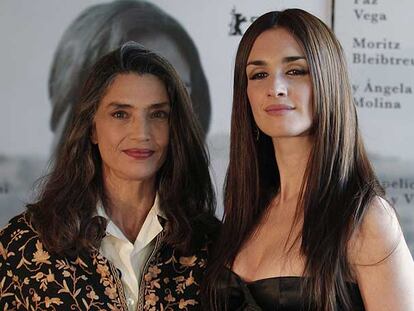 Ángela Molina y Paz Vega, ayer en Madrid.