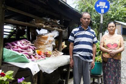 Los padres de Passang posan junto a su tienda, pequeño negocio familiar típico y similar a los que se ven a lo largo de las carreteras de Jaurabi.